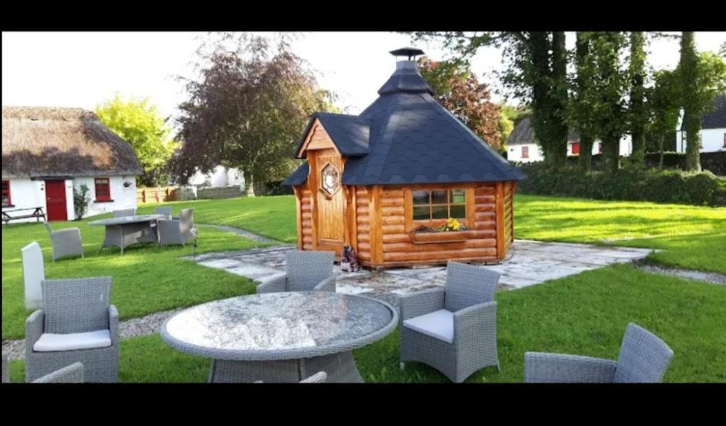 Thatcted Cottages Lough Derg Dromineer Exteriör bild